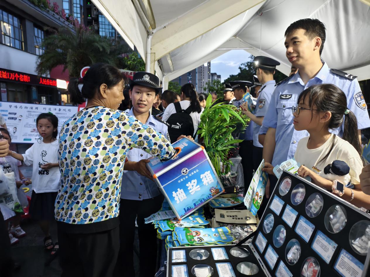 廣西南寧開展“防範青少年藥物濫用”國際禁毒日主題宣傳活動_fororder_1