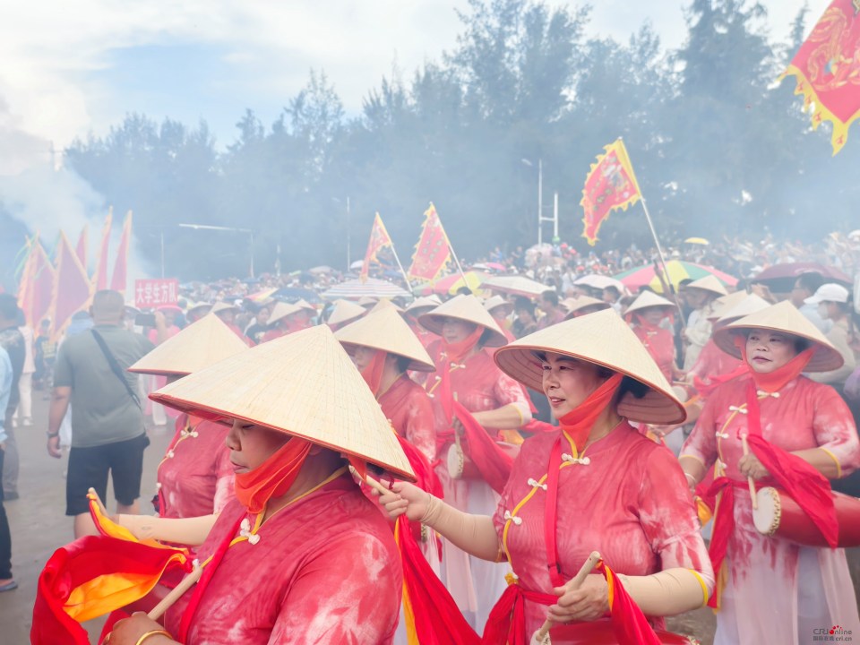 廣西東興：京族群眾載歌載舞慶“哈節”