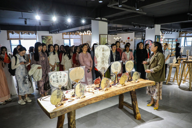 桂林靈川:剖竹編絲承古韻 一扇繪就兩國情_fororder_1