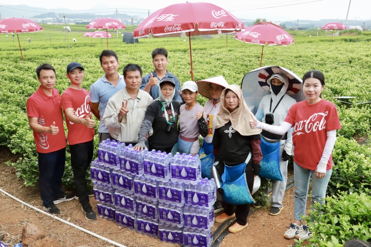 豐收季助農采收 廣西太古可口可樂累計送出超20萬瓶飲用水