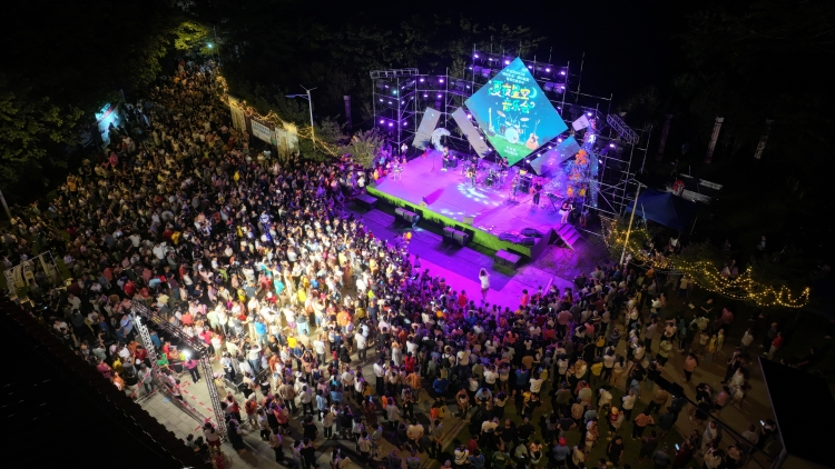 圖片默認標題_fororder_夏夜星空音樂會現場 覃鋒攝.JPG