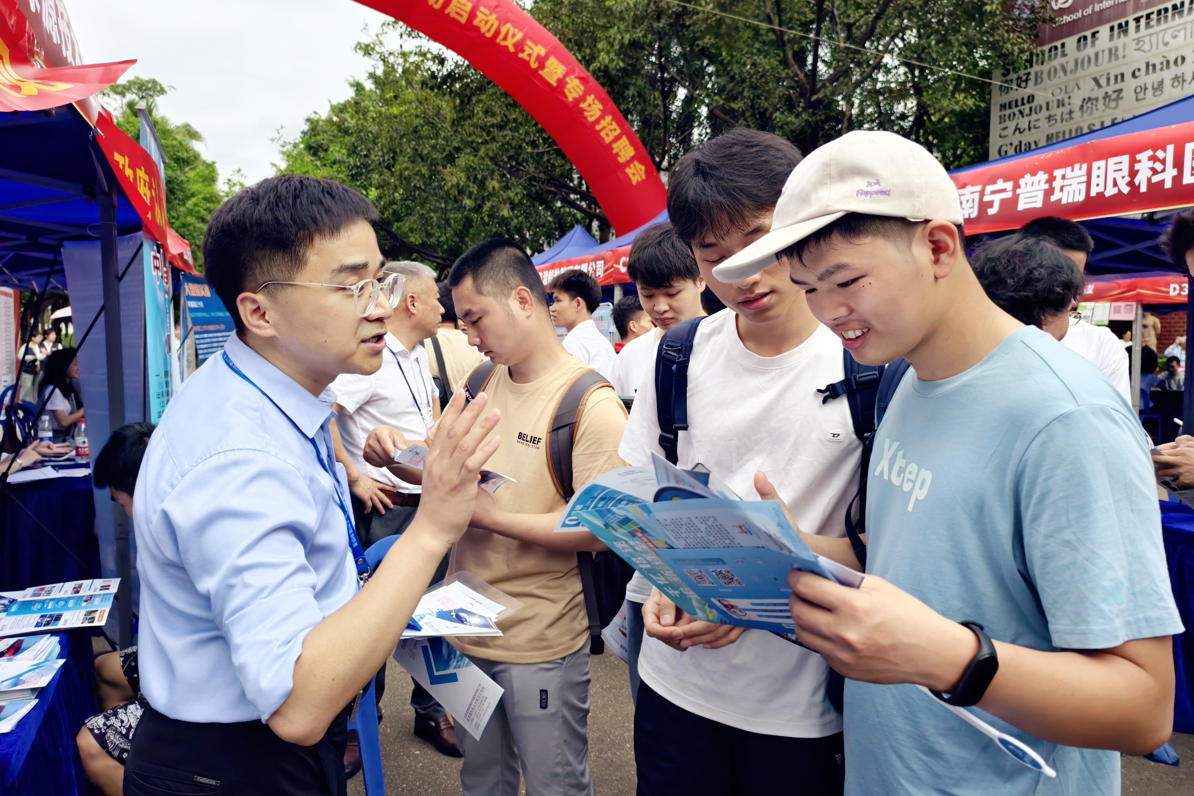 廣西高校畢業生退役軍人就業服務月活動暨專場招聘會啟動_fororder_3