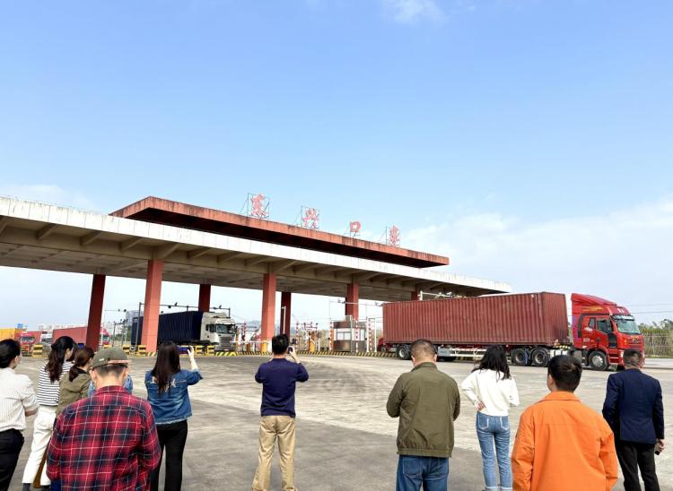 東興口岸二橋貨運繁忙 中越跨境貿易活力迸發_fororder_1