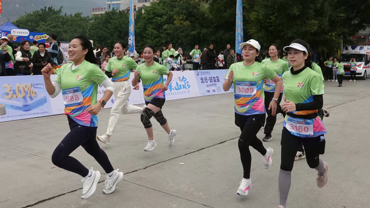 都安“民族團結健康跑”開跑 3000余人感受美麗瑤鄉_fororder_12月7日，各族群眾在廣西都安縣民族團結健康跑中快樂奔跑。2