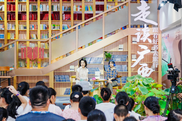 “走讀廣西·跟著好書去旅行”活動在貴港開展_fororder_1