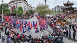 廣西都安：16個民族群眾巡遊“幸福路”