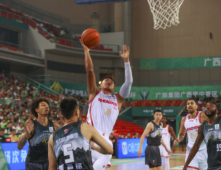 CBA俱樂部杯(南寧賽區)落幕 精彩賽事在廣西掀起籃球熱潮_fororder_深圳馬可波羅隊球員賀希寧(左三)在與長白山恩都裏隊的比賽中上籃。記者 劉崢 攝.JPG