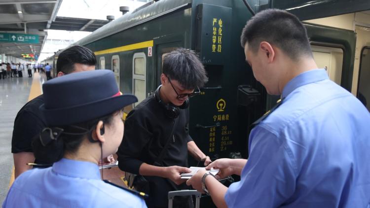 中越國際聯運旅客列車時隔五年恢復開行_fororder_3