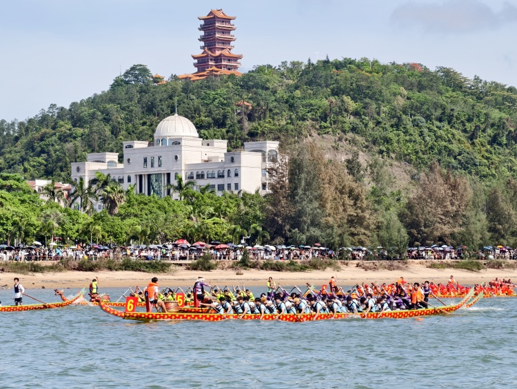 廣西防城港：18支勁旅海上賽龍舟_fororder_1