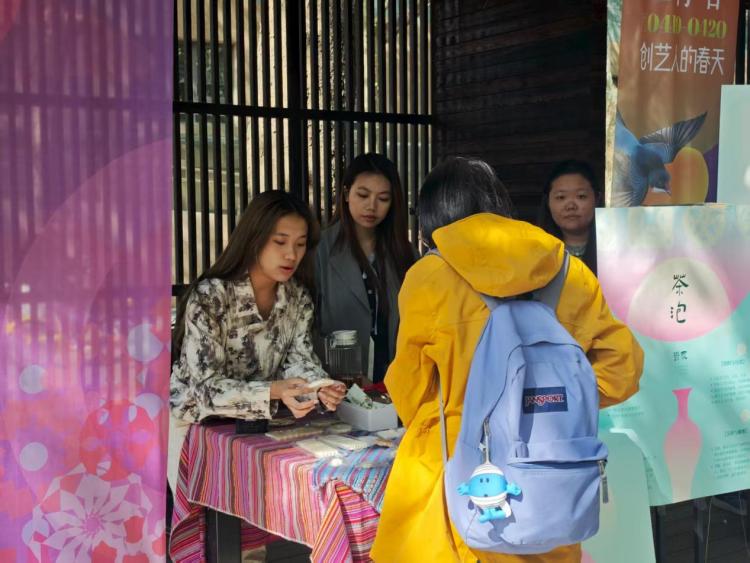 玉林籍大學生團隊積極傳承非遺文化 助推玉林茶泡進京“圈粉”_fororder_1