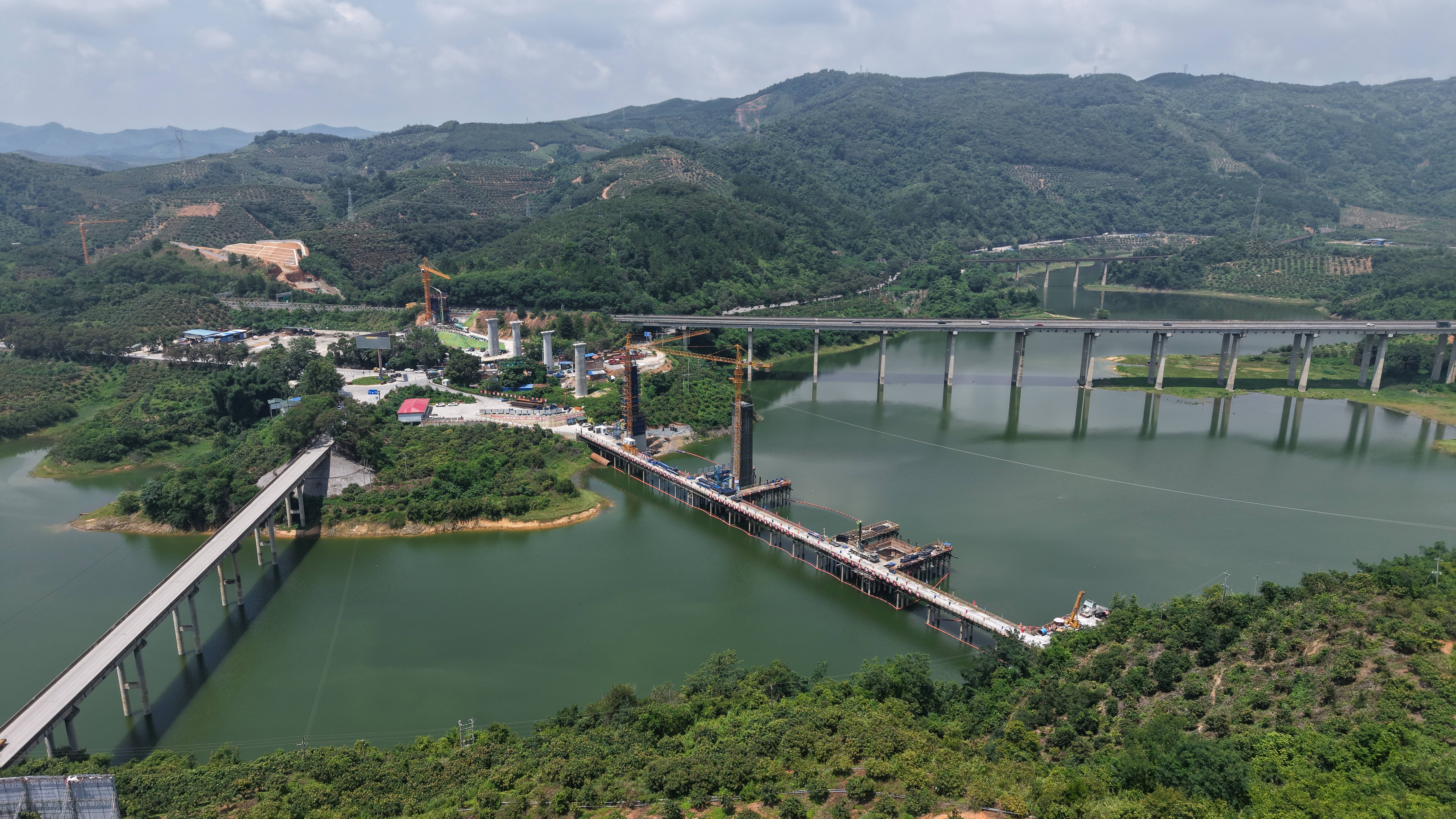 黃百鐵路廣西段首個連續梁開始澆築_fororder_1