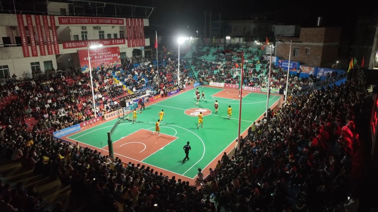 廣西興業：“村BA”+生態觀光 激活春節鄉村消費新活力_fororder_2月6日晚，興業縣蒲塘鎮2026年“北寮嶺杯”“村BA”男子籃球比賽在該鎮體育中心激情開賽（覃鋒攝）