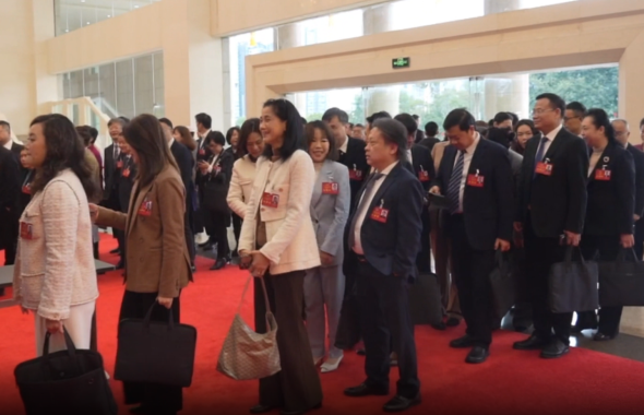 廣西政協委員走上“委員議事”通道暢談履職心得_fororder_委員