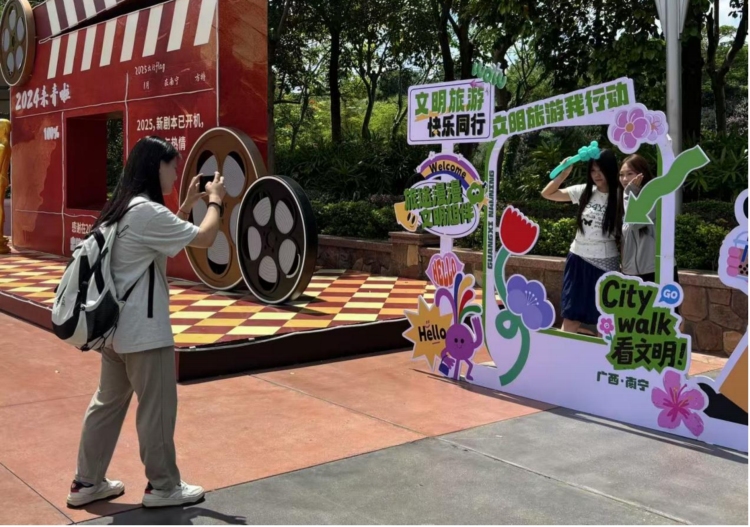 廣西南寧開展2025年“CityWalk看文明”主題活動_fororder_3