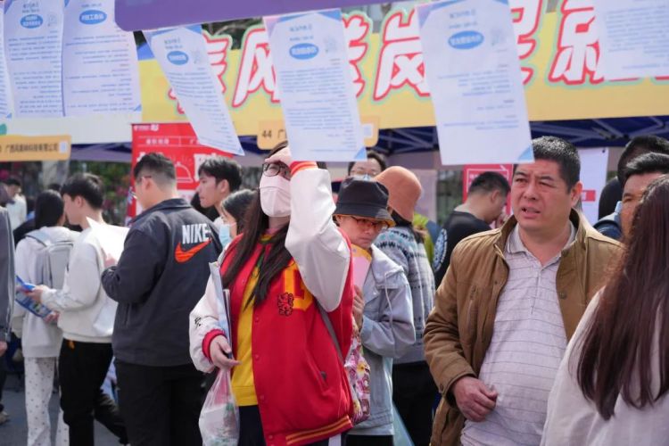 2025年就業服務專場招聘活動舉行 提供近6000個崗位_fororder_1