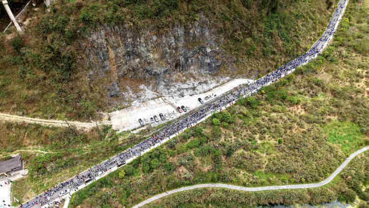 廣西鳳山縣舉辦非遺徒步活動_fororder_3
