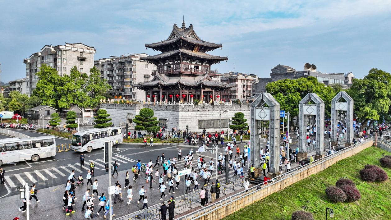2025桂林半程馬拉松激情開跑 萬名跑者暢賞山水風光_fororder_圖片6