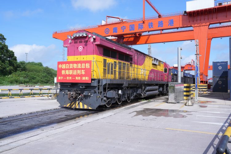 廣西首趟中越白貨物流總包列車開行_fororder_1