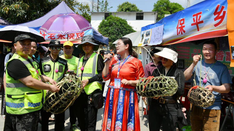 廣西河池：80多名騎手“跟著人大代表遊鄉村”感受發展脈動_fororder_4