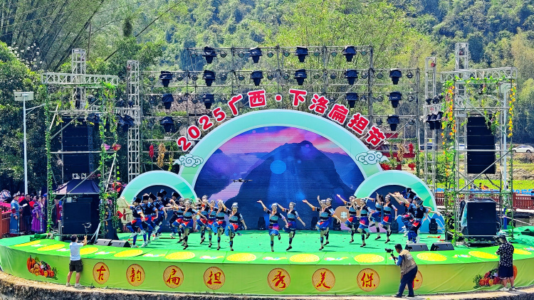 廣西河池：80多名騎手“跟著人大代表遊鄉村”感受發展脈動_fororder_2