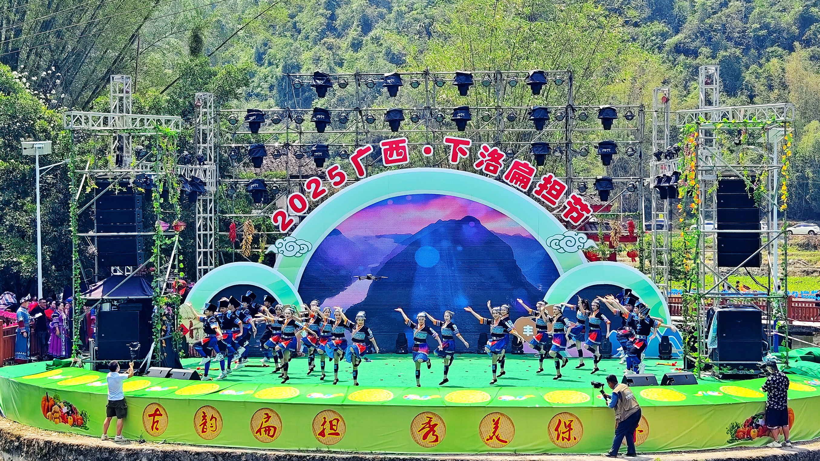 廣西河池：80多名騎手“跟著人大代表遊鄉村”感受發展脈動_fororder_2