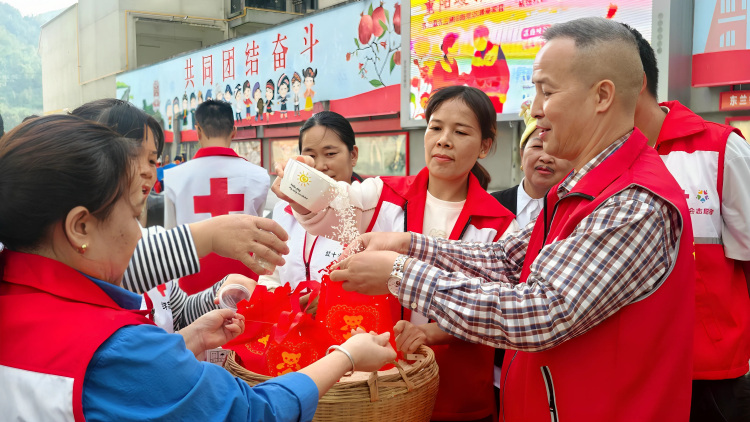 廣西東蘭:重陽暖鄰裡敬老活動推動“韌性社區”項目建設_fororder_3