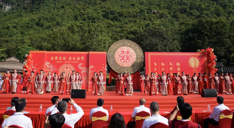 “會聚良緣 愛無國界”中越德天·板約瀑布集體婚禮活動在崇左舉辦_fororder_1