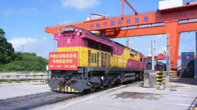 廣西首趟中越白貨物流總包列車開行