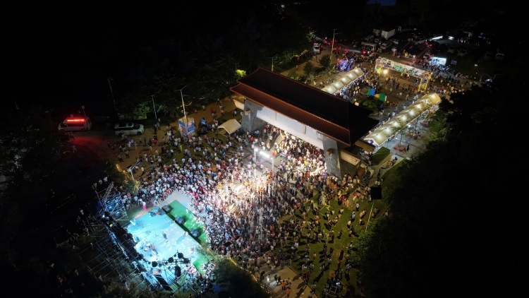圖片默認標題_fororder_活動現場人山人海 覃鋒攝.JPG