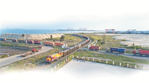 今年以來西部陸海新通道鐵海聯運班列貨運量高速增長 跨山越海，奏響開放發展新樂章