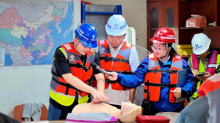 北海：急救科普走進海上作業船 築起海疆生命防線_fororder_2