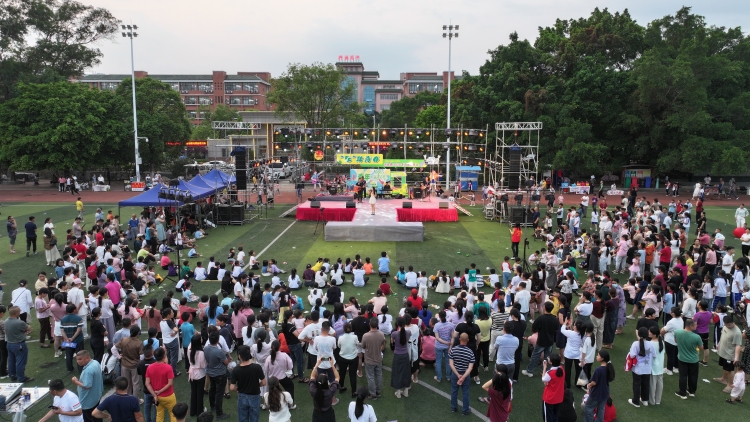 廣西興業縣舉辦多彩主題活動慶祝五四青年節_fororder_青春音樂會現場