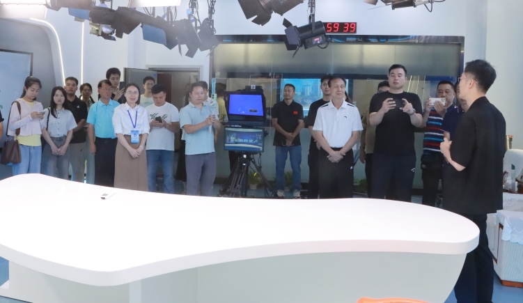 來賓市融媒體中心構建“AI+媒體”創新生態 實現融媒跨越式發展_fororder_6月20日，由自治區黨委網信辦聯合南寧、欽州、玉林、來賓市委網信辦舉辦的“雲説壯美——人工智能賦能千行百業”網絡名人線下采風活動，走進來賓市融媒體中心（1）