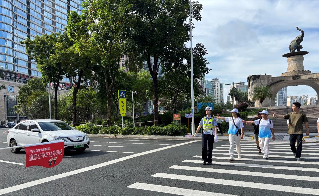 廣西南寧開展2025年“CityWalk看文明”主題活動_fororder_1