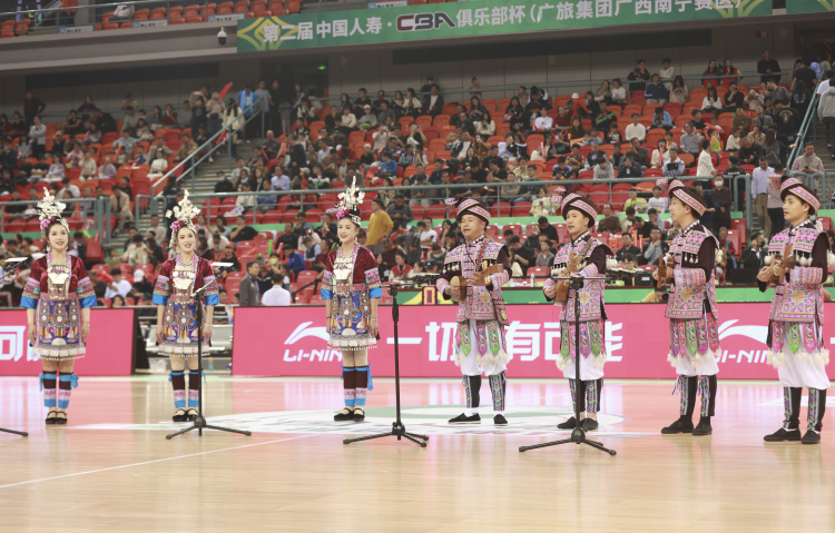 CBA俱樂部杯(南寧賽區)落幕 精彩賽事在廣西掀起籃球熱潮_fororder_侗族琵琶歌亮相賽場。記者 劉崢 攝.JPG