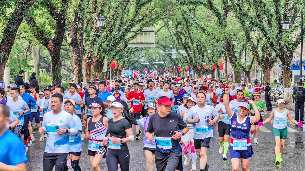 2025桂林半程馬拉松激情開跑 萬名跑者暢賞山水風光_fororder_圖片7