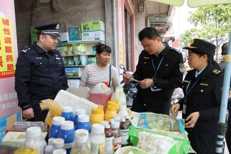 防城港市開展聯合執法行動 幫蔗農把好農資關_fororder_2