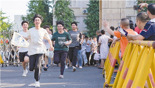 八桂學子，書寫青春答卷！ ——二〇二五年廣西高考現場直擊_fororder_1