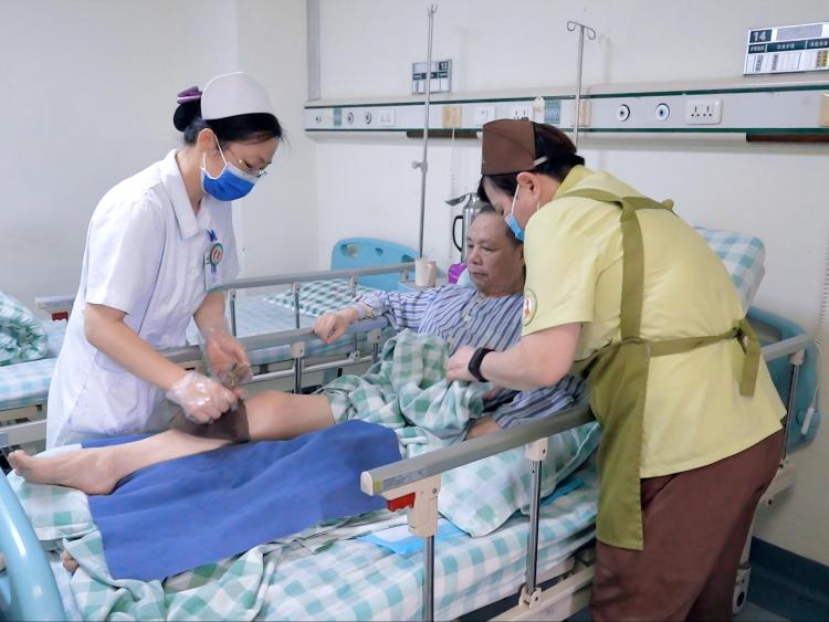從“一人照護全家忙”到“專業照護負擔輕” 廣西加強醫療護理員培訓和規範管理改革_fororder_3