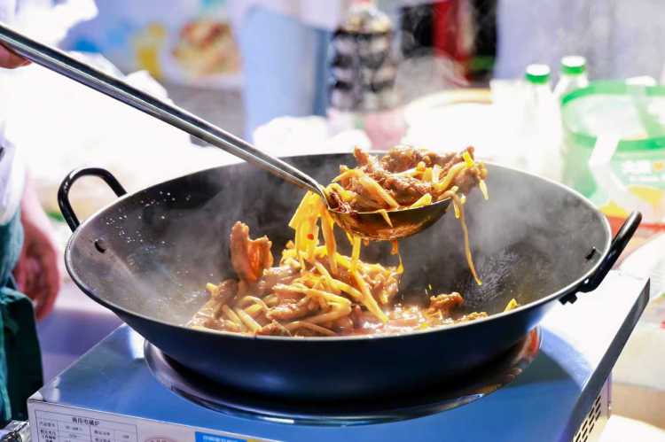 “爆炒生料+新派茶飲”市集解鎖八桂美食“新CP”_fororder_2