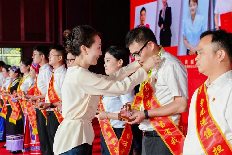 中國移動廣西公司舉行2025年度“爭先進位 擔當有我”先進榮譽表彰大會_fororder_3