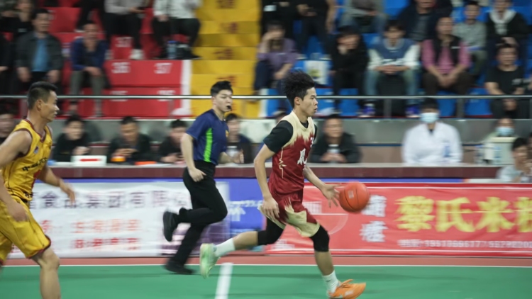 廣西興業：“村BA”+生態觀光 激活春節鄉村消費新活力_fororder_興業縣蒲塘鎮2026年“北寮嶺杯”“村BA”男子籃球比賽的球員正在進行比賽中（何書暢攝）