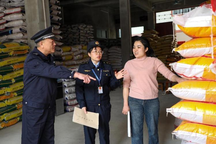 防城港市開展聯合執法行動 幫蔗農把好農資關_fororder_1