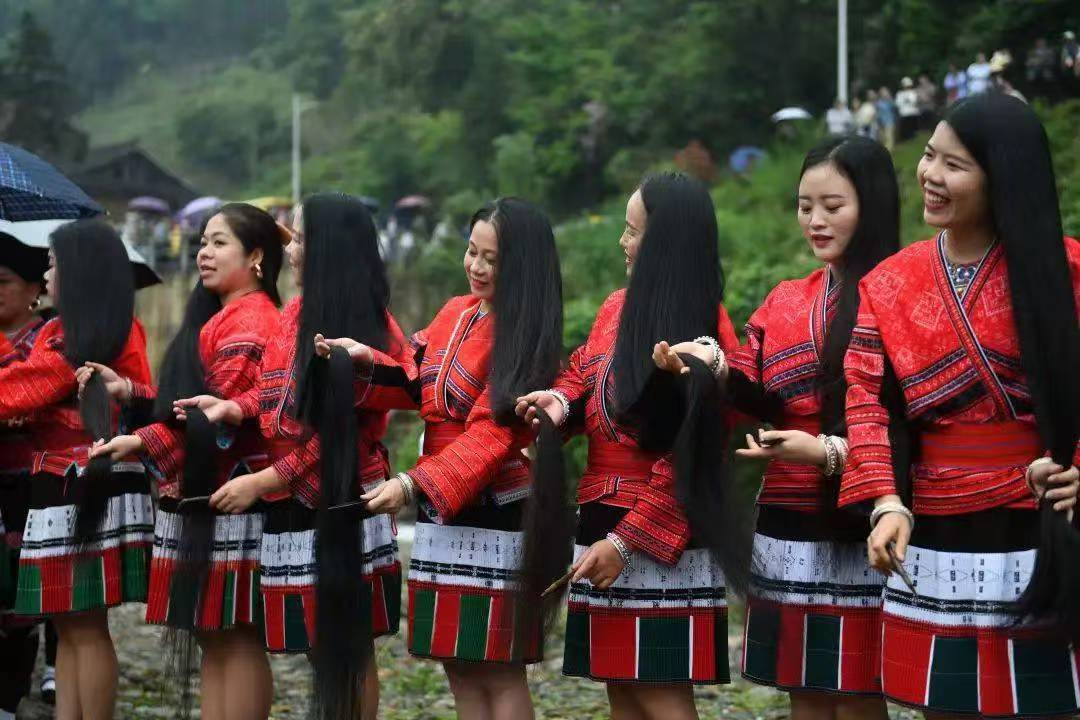 百萬網紅博主走進廣西黃洛瑤寨 探秘“天下第一長髮村”_fororder_1