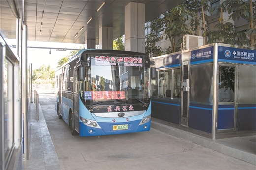 坐上公交遊八桂 一路繁花一路景