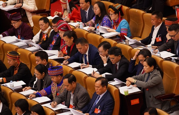 廣西壯族自治區人大代表審議政府工作報告（組圖）_fororder_webwxgetmsgimg (11)