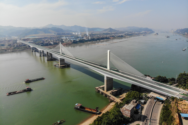 廣西梧州扶典口西江特大橋建成通車