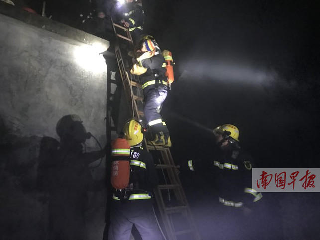 恭城一民房發生火災 消防員兩進火場救出四人 恭城一民房發生火災 消防員兩進火場救出四人