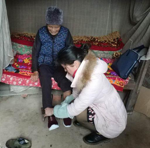 崇左寧明:幫扶人為貧困戶送溫暖 崇左寧明:幫扶人為貧困戶送溫暖