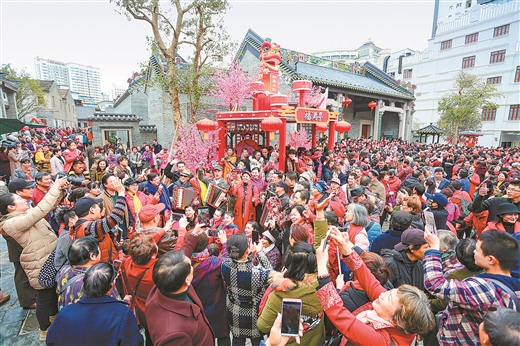 遊客歡聚南寧市城隍廟合唱歌曲鬧元宵